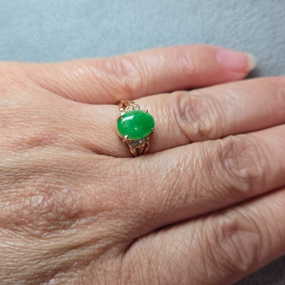 Dazzling Jade Ring with 8 Diamonds – 18K Gold, Size 5 - Picture 5 of 14